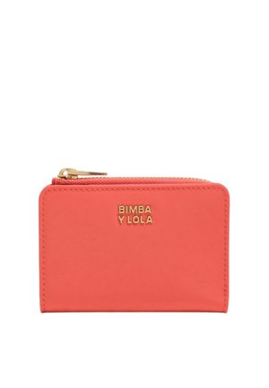 Cartera de color coral con cremallera dorada y el logo "BIMBA Y LOLA" en dorado centrado en la parte frontal.