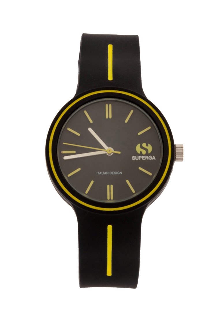 Reloj de silicona negro con esfera redonda, acentos amarillos en el bisel y la correa, marcadores de hora en contraste y manecillas plateadas. Logo de "Superga" presente.