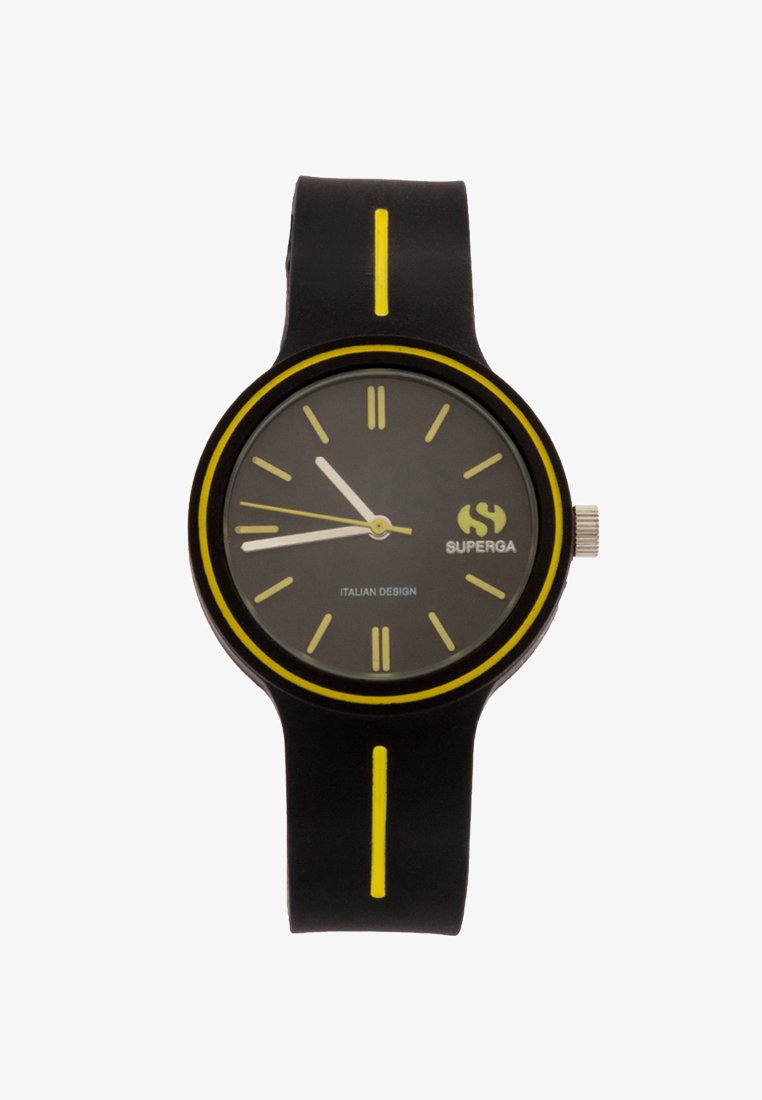 Reloj de silicona negro con esfera redonda, acentos amarillos en el bisel y la correa, marcadores de hora en contraste y manecillas plateadas. Logo de "Superga" presente.