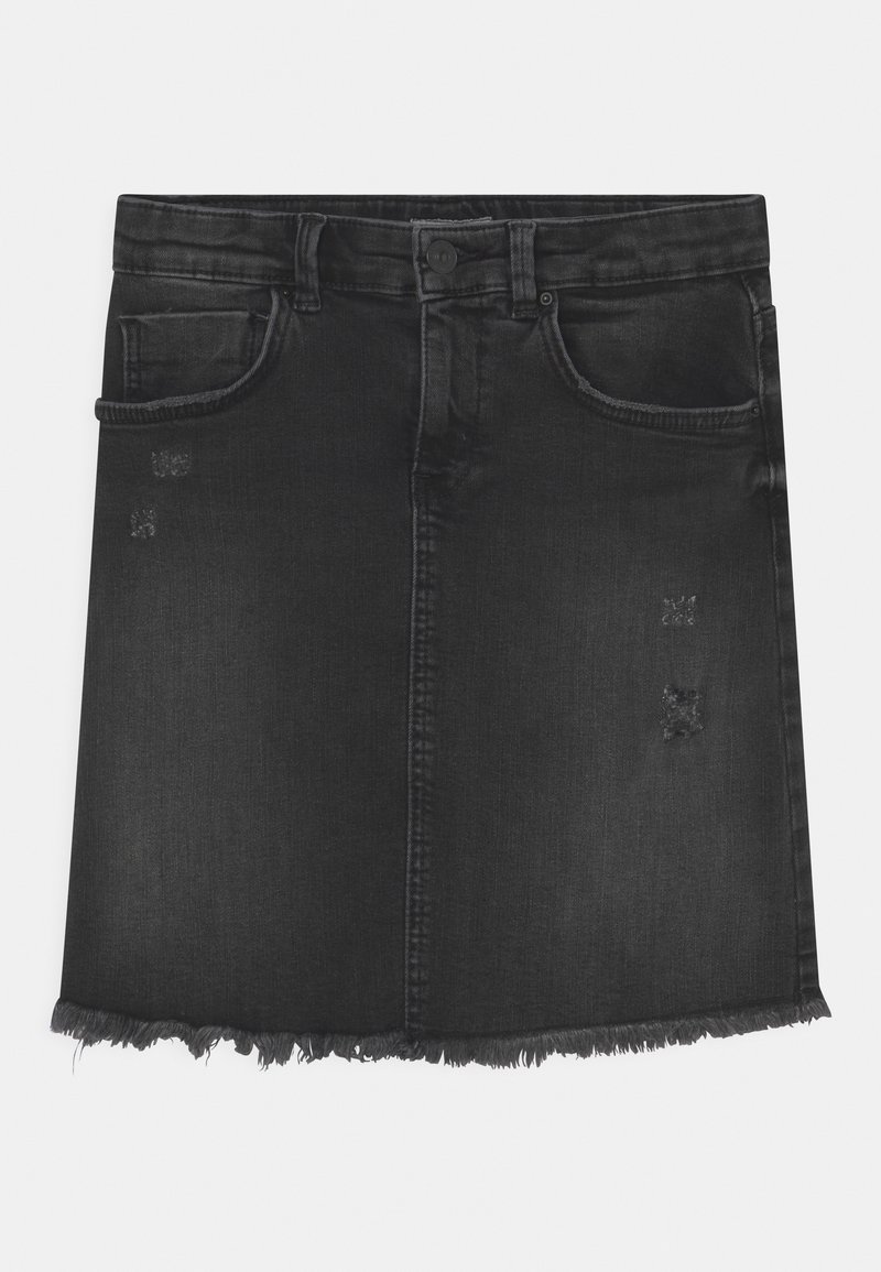 Jupe en denim noire avec poches avant, passants de ceinture, fermeture par boutons, légère usure et ourlet effiloché.