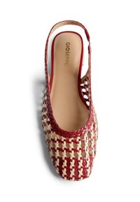 Zapato plano slingback tejido en cuero rojo y beige con punta cuadrada cerrada y plantilla beige con la marca GIOSEPPO.