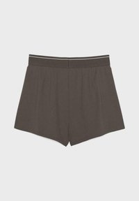 Short ample gris foncé avec une ceinture droite et des plis subtils, présenté à plat sur un fond clair.