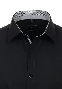 Schwarzes Shirt mit modernem Schnitt. Verfügt über einen kontrastierenden gemusterten Innenkragen. Der Stoff hat eine glatte Textur. Enthält eine Knopfleiste und einen Kragen.