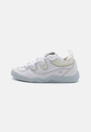 Hvit sneakers med en glatt lær-overdel, rund tå, runde snørebånd og en lys grå gummisåle; har subtile designaksenter.