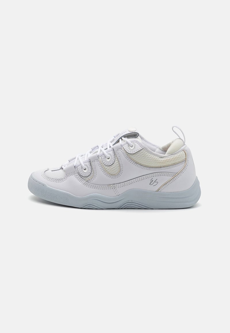 Weiße Sneaker mit einem glatten Leder-Obermaterial, abgerundeter Zehenpartie, runden Schnürsenkeln und einer hellgrauen Gummisohle; verfügen über dezente Designelemente.