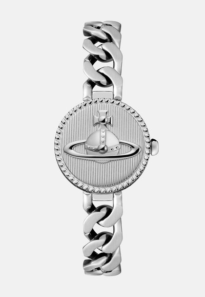 Montre en métal argenté avec un bracelet en chaîne épais. Le cadran rond affiche un anneau texturé et un design central représentant une planète entourée d'anneaux.