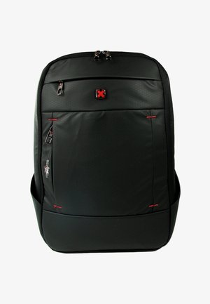 Zwarte rugzak met een gladde textuur, voorzien van meerdere ritssluitingen, rode accenten en een prominent logo op de voorkant.