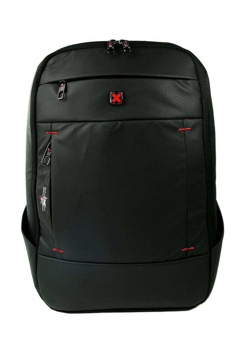 Zwarte rugzak met een gladde textuur, voorzien van meerdere ritssluitingen, rode accenten en een prominent logo op de voorkant.