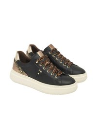 Sneaker in pelle nera con accenti in fantasia leopardata, dettagli metallici dorati e lacci piatti su una suola bianca rialzata. Pannello posteriore testurizzato.