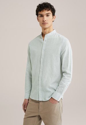 Lysegrøn og hvid stribet skjorte med knaplukning og båndkrave, lange ærmer og lavet af tekstureret stof. Båret med beige bukser.