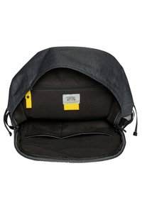 Sort laptop taske med en denim-lignende overflade, gule detaljer, lynlåslomme og flere indekomponenter til organisering.