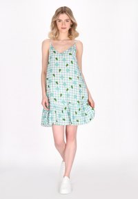 Kirkas siniharmaa gingham-mekko kukkakuosisella, V-päällä, säädettävillä olkaimilla ja röyhelöhelmalla. Valmistettu kevyestä kankaasta.