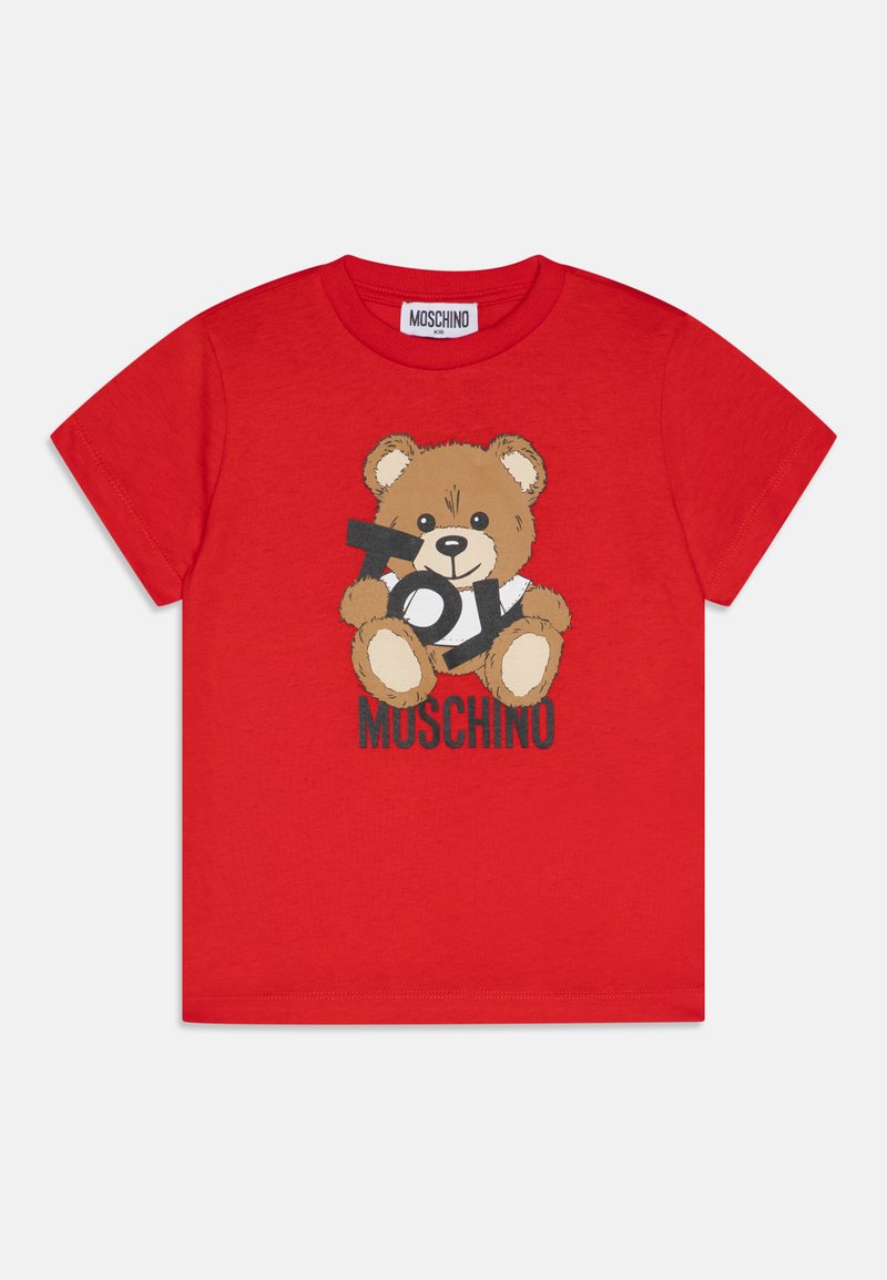 Camiseta de algodón roja con un gráfico de un oso de peluche marrón sosteniendo un cartel que dice "Juguete", con "Moschino" impreso debajo.
