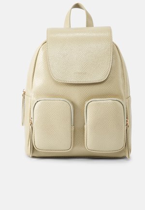 Beżowy plecak z bejsbolowej skóry ekologicznej o fakturowanym wykończeniu, z klapką zamykającą, dwoma przednimi kieszeniami i górnym uchwytem. Akcenty ze złotym okuciem.