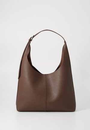 Sac épaule en cuir marron texturé avec un design incurvé et une seule anse large. Présente une couture centrale sur le devant.