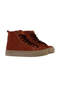 Zapatillas altas de ante en color óxido con cordones marrones, suelas de goma y costuras reforzadas en los bordes.