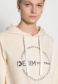 TOM TAILOR DENIM Sweatshirt com capuz - soft creme beige