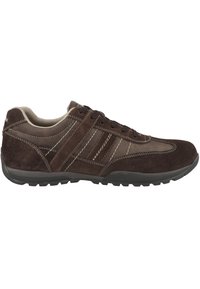 Baskets en daim marron avec un profil bas, un bout rond, un design à lacets traditionnel, des coutures contrastées et une semelle en caoutchouc avec un motif de traction.