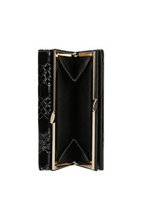 Zwarte faux leren portemonnee met een textureel exterieur, goudkleurige hardware en een ruime binnenkant met een gladde stoffen voering.