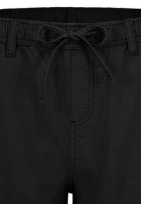 Schwarze Shorts mit elastischem Bund und Kordelzug, mit einer glatten Textur und einem dezenten Stichdetail im Bereich der Vorderentaschen.