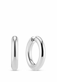 Orecchini a cerchio in argento lucido con un design liscio e arrotondato, leggermente ovale e dalla texture uniforme.