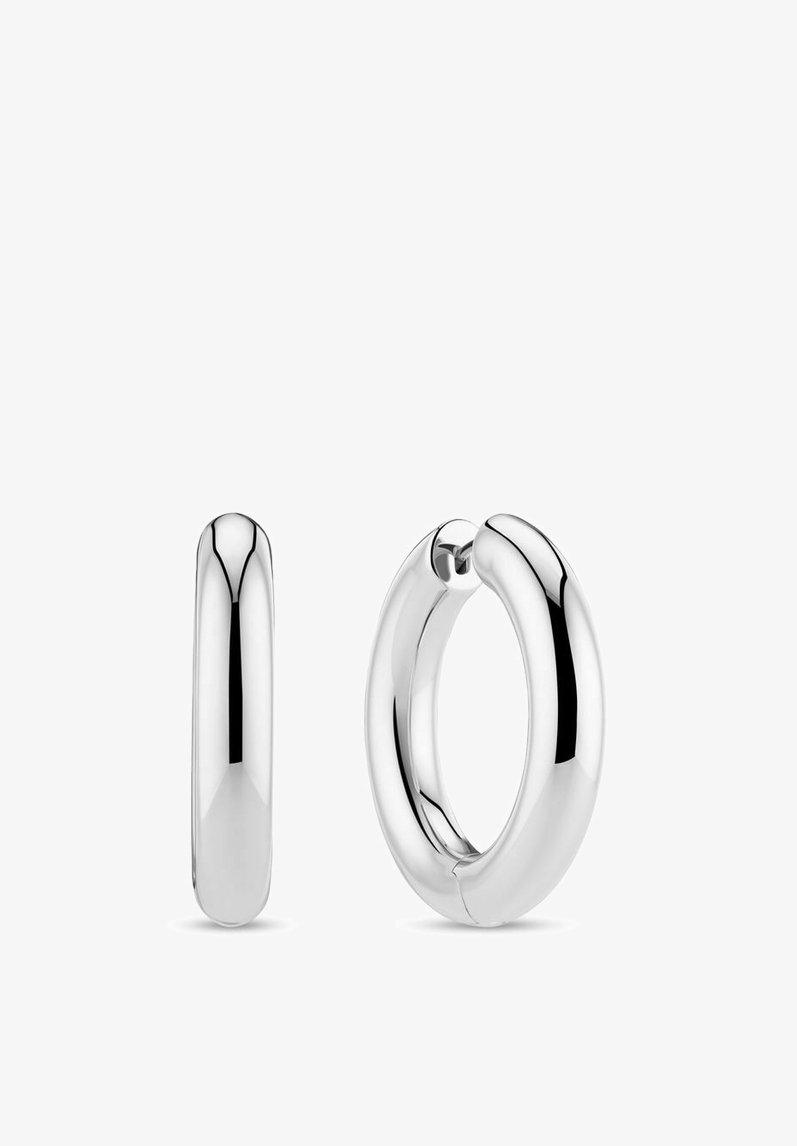 Orecchini a cerchio in argento lucido con un design liscio e arrotondato, leggermente ovale e dalla texture uniforme.