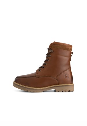Bruine leren enkelboot met een suède kraag, vetersluiting en rubberen zool. Voorzien van een logo accent aan de zijkant en stiksels.