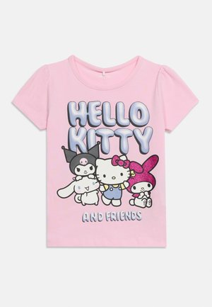 Ροζ πουκάμισο με κοντά μανίκια και το κείμενο "HELLO KITTY AND FRIENDS" με τους χαρακτήρες Hello Kitty, Kuromi, Cinnamoroll και My Melody στο μπροστινό μέρος.
