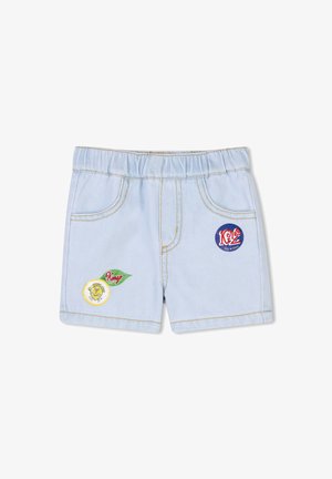 Shorts en denim bleu clair avec une taille élastique, des poches avant et des patches brodés colorés arborant des logos et des motifs.