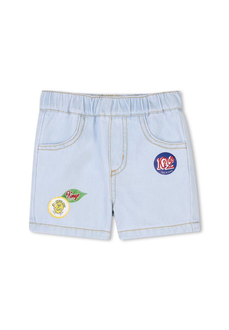 Shorts en denim bleu clair avec une taille élastique, des poches avant et des patches brodés colorés arborant des logos et des motifs.