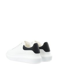 Weiße Leder-Sneaker mit einem schwarzen Absatz, runder Spitze, flacher Sohle und sechs Ösen für die Schnürsenkel. Glatte Textur mit minimalen Verzierungen.