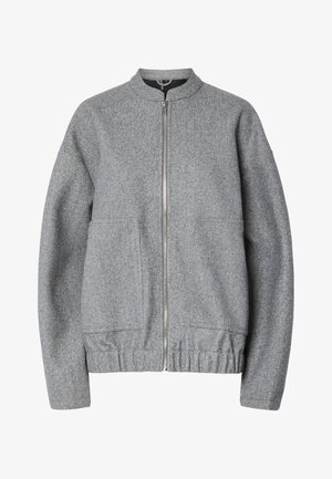 Blouson aviateur gris en tissu texturé, doté d'une fermeture éclair frontale, de deux poches latérales et d'un ourlet froncé. Design simple, sans ornement.