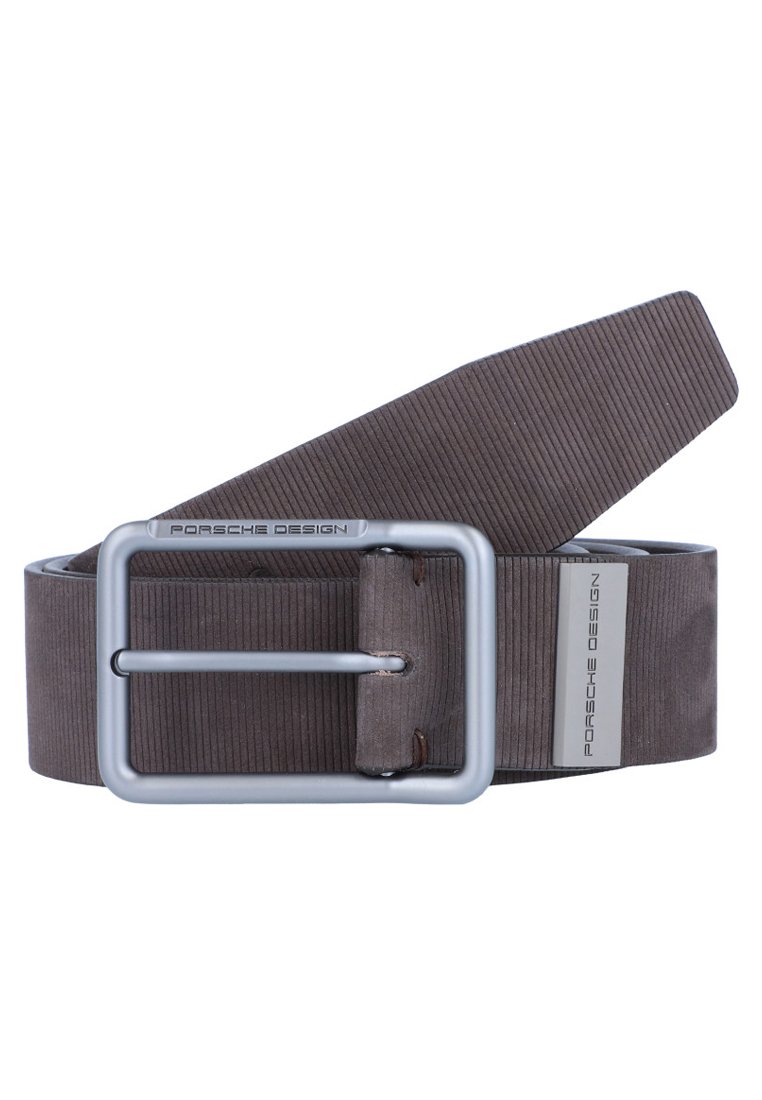 Cinturón texturizado marrón con hebilla de metal plateado; cuenta con una marca incrustada y un acabado suave. El diseño incluye un patrón estriado.