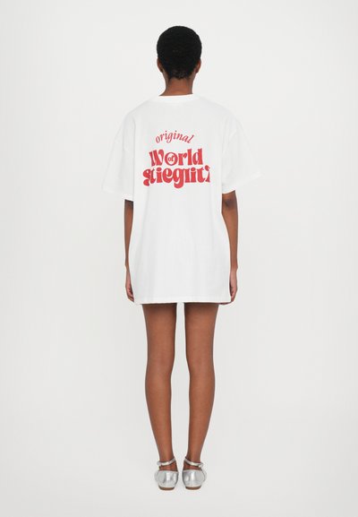T-shirt blanc surdimensionné arborant un grand texte rouge au dos avec la mention "original World of Sharegits". Tissu en coton doux, manches courtes.