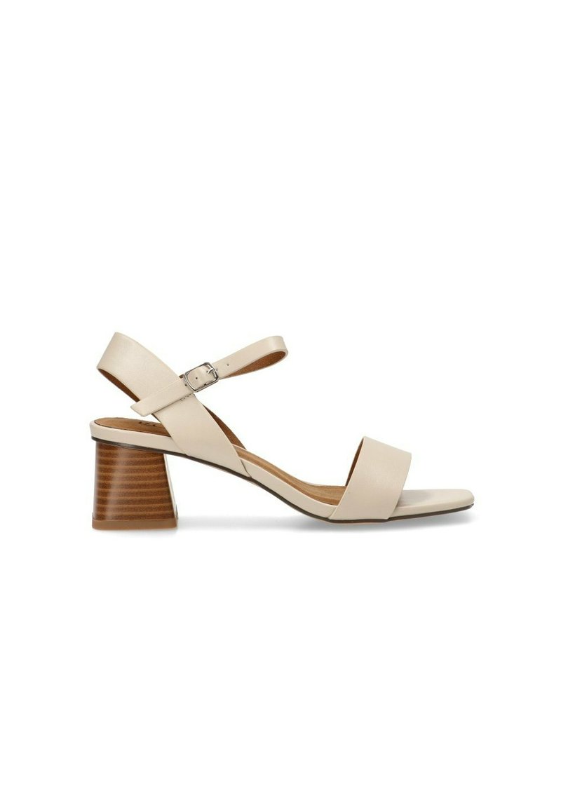 Sandalias de tacón bloque de piel en color beige con una tira alrededor del tobillo, banda ancha en la parte delantera y un tacón texturizado que imita la madera. Acabado liso con acentos mínimos.