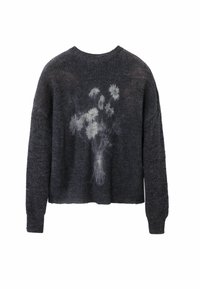 Pull en maille gris foncé à manches longues et coupe ample. Présente un imprimé floral léger au dos, mettant en valeur la texture et la douceur.