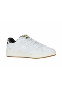 Weiße Leder-Sneaker mit einem Leopardenmuster-Akzent an der Ferse und schwarzer Einfassung. Verfügt über durchbrochene Details und eine Sohle aus Gummi.