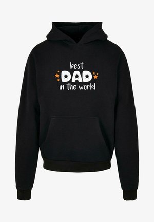 Černá mikina s kapucí a přední kapsou, zdobená bílým a oranžovým textem „nejlepší táta na světě“ s grafikou hvězdiček.