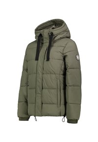 Olivgrüne, gefütterte Winterjacke mit Kapuze, schwarzen Kordeln, Fronttaschen und gerippten Bündchen, vor einem weißen Hintergrund dargestellt.