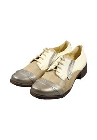 Scarpe in pelle beige e avorio con design perforato, punta in metallo argentato e chiusura con lacci. Tacco basso e dettagli testurizzati.