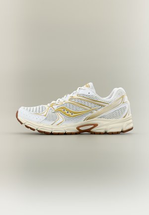 Chaussure de course athlétique blanche et dorée avec tige en maille, semelle coussinée et détail de bande de roulement marron, présentée de profil sur fond neutre.