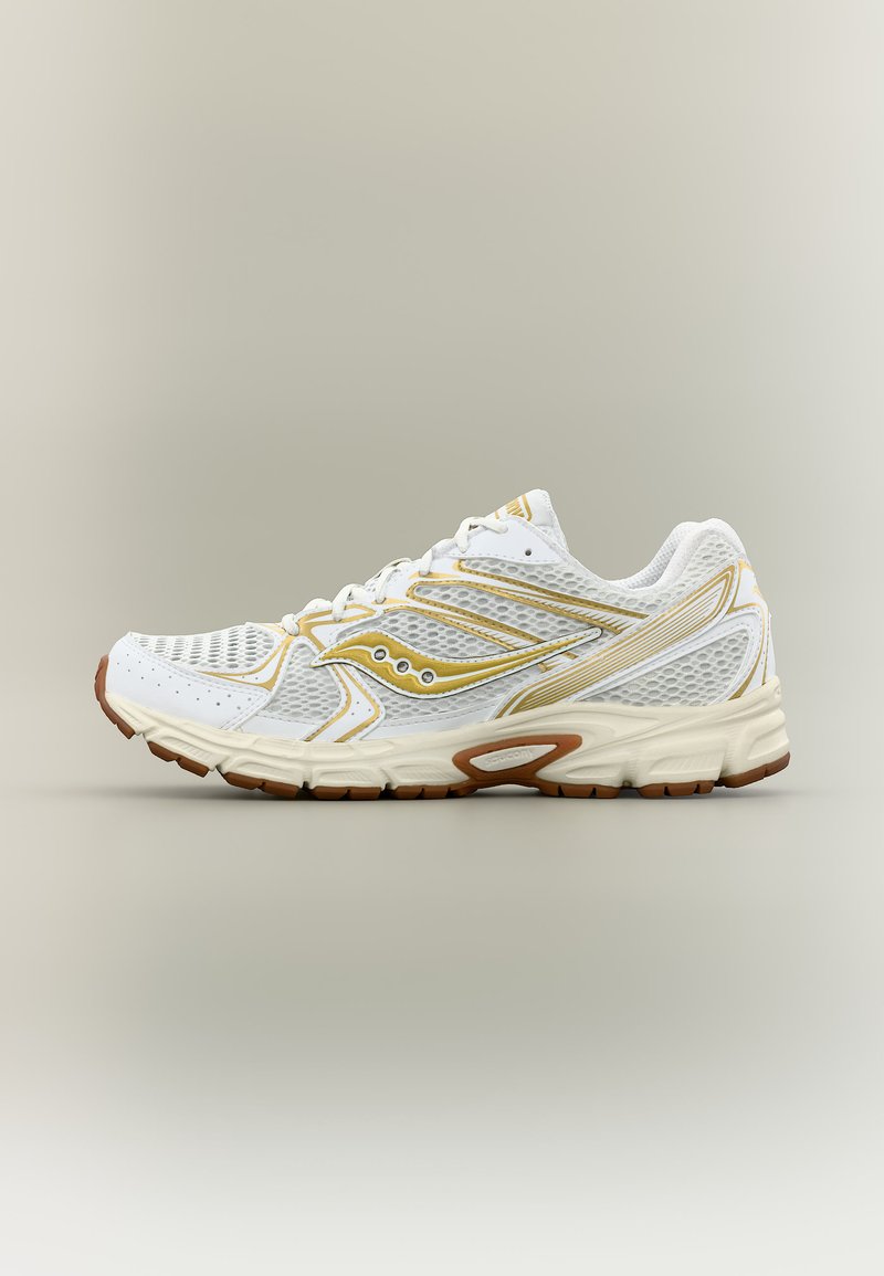 Baltos ir auksinės spalvos sportiniai bėgimo bateliai su tinklelio viršumi, paminkštinta padais ir rudos spalvos padų raštu, pavaizduoti šoniniu profiliu neutraliame fone.