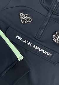 Donker marineblauwe pullover met een rits tot een kwart, mintgroene accenten, geborduurd "BLCK BNNS" logo en twee contrasterende logo patches op de borst.