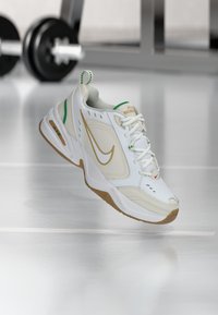 AIR MONARCH IV - Edzőcipő - white/metallic gold-coloured/phantom/lucky green/light brown