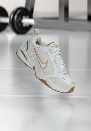 Nike Performance AIR MONARCH IV - Treeningjalatsid - white/metallic gold-coloured/phantom/lucky green/light brown