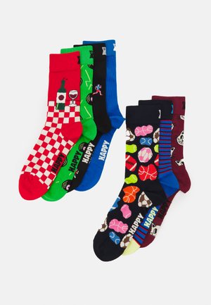 Calcetines de algodón coloridos de corte clásico que presentan varios patrones divertidos: cuadros rojos, iconos deportivos y diseños vibrantes en verde, azul y púrpura.