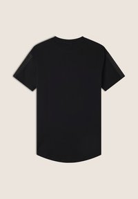 Camiseta negra con mangas cortas, textura suave y dobladillo redondeado. Un detalle notable incluye acentos perforados en los hombros.