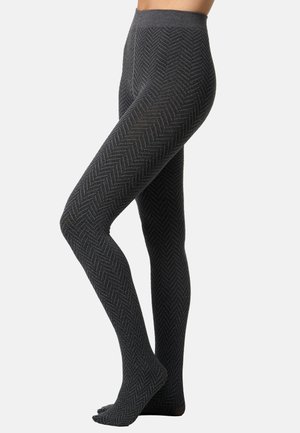 Tmavě šedé punčocháče s rybí kostí nošené na nohou, zobrazující texturovanou pletenou tkaninu a úplné pokrytí chodidel.