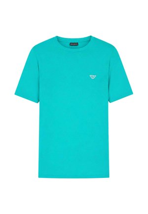 Camiseta turquesa de manga corta con cuello redondo, pequeño logotipo blanco en el lado izquierdo del pecho y etiqueta negra en el cuello.