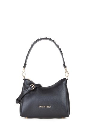 Borsa a spalla in pelle nera con forma curvata, hardware dorato, tracolla con borchie e un logo discreto sul fronte.